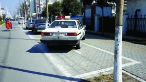 違停的警車 違停的警車