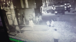 擋道3小時，司機(jī)路人“望磚興嘆”