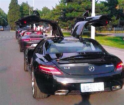 近日，一組“北體大畢業(yè)典禮豪車云集堪比車展”組圖在網(wǎng)絡(luò)爆紅。網(wǎng)絡(luò)截圖