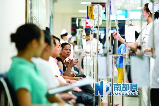 醫(yī)院走道坐滿了打吊針的員工。