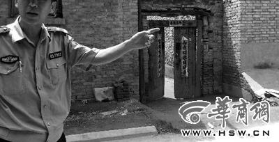 昨日，西安市閻良區(qū)譚家村，警方在孫某家調(diào)查 記者 黃利健 攝