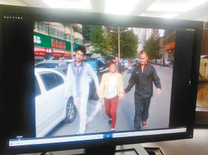 　　便衣民警將一名“站街女”帶回調(diào)查。