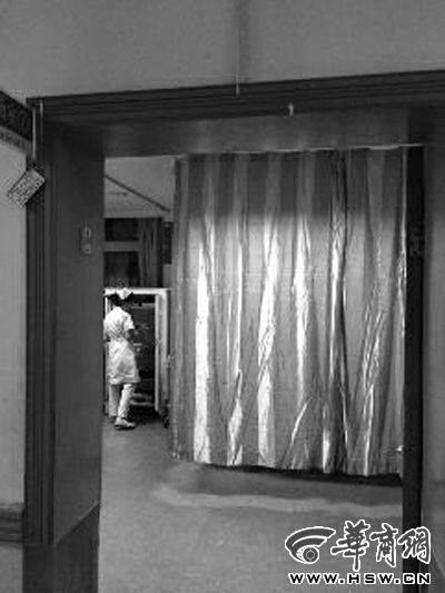 昨晚9時(shí)許，急診室簾后，6歲的小女孩靜靜地躺著 記者 卿榮波 攝