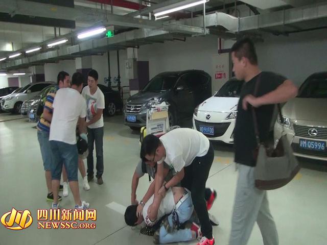 辦案人員在機(jī)場停車場抓獲胡某及其女友（警方視頻截圖）。