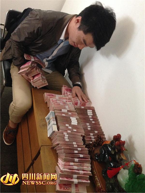 警方在犯罪嫌疑人手機(jī)中發(fā)現(xiàn)的照片，犯罪嫌疑人正在數(shù)騙來的贓款（警方提供）。