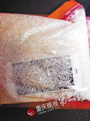 落水后，把手機(jī)放進(jìn)大米里吸水