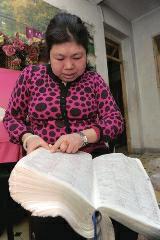 背單詞，是很多學(xué)生學(xué)習(xí)英語(yǔ)時(shí)最頭疼的事兒，而西安51歲大學(xué)英語(yǔ)老師李艷芝在兩年內(nèi)背完《英漢大詞典》22萬(wàn)個(gè)英語(yǔ)詞匯，學(xué)生稱贊其為一本活的《英漢大詞典》；兒子自小患有自閉癥，生活不能自理，20年前又與丈夫離婚，面對(duì)生活的不幸，她秉承“你必須一直向前”的信念。