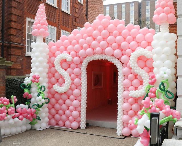 生日宴會入口處用氣球搭建成一個城堡模樣。