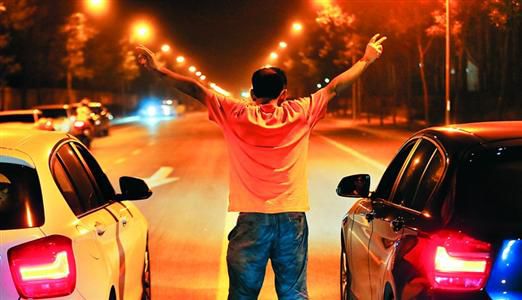2013年8月25日凌晨，北京，在東壩大街路口進行的一場飆車。