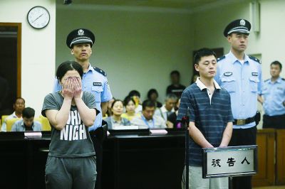 聽到判決，賈某（左）哭了起來。一直到被帶離法庭，夫妻倆沒說一句話