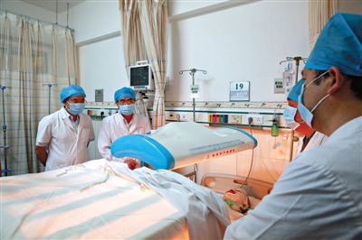 受傷醫(yī)生覃某正在進(jìn)行治療。昨日上午，醫(yī)生覃某在醫(yī)院乘電梯期間，被一名患者潑汽油并點燃，致重度燒傷。圖/CFP