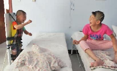 母親為給腦癱女兒治病擺攤賣(mài)菜 拒絕他人施舍