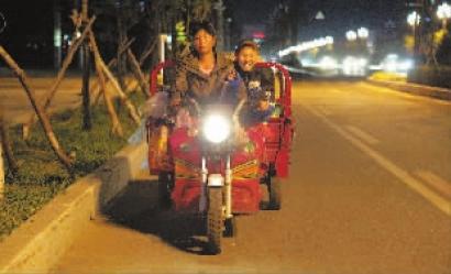 母親為給腦癱女兒治病擺攤賣(mài)菜 拒絕他人施舍