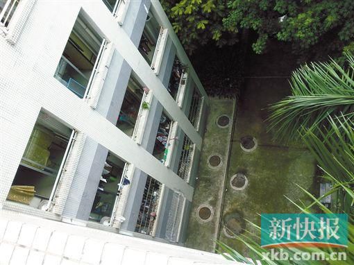 據(jù)目擊者稱,當(dāng)時墜樓者躺在右排中、下兩個井蓋中間附近。