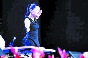 四肢殘缺女孩成勵志演說家 幼時(shí)父親自殺遭性侵