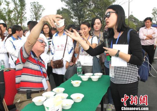 圖為外國(guó)友人品嘗揚(yáng)州炒飯。　崔佳明　攝