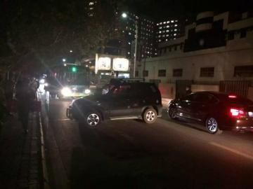 10月22日被推到路面的車攔住了公交車。（圖據網絡）