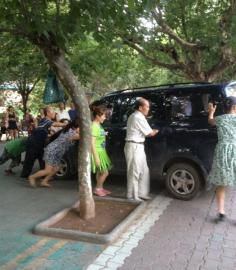 今年夏天壩壩舞成員將一輛小車推向公路。（圖據網絡）