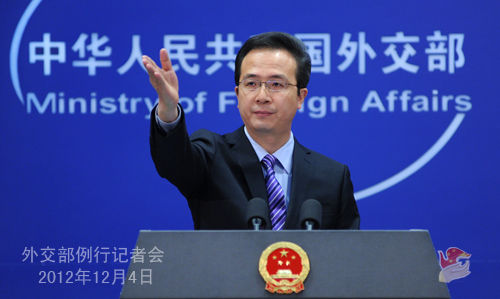 外交部發(fā)言人洪磊主持例行記者會。