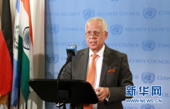 12月12日，在美國(guó)紐約聯(lián)合國(guó)總部，安理會(huì)本月輪值主席、摩洛哥常駐聯(lián)合國(guó)代表盧利什基向媒體宣讀聲明。聯(lián)合國(guó)安理會(huì)12日發(fā)表媒體聲明，對(duì)朝鮮發(fā)射衛(wèi)星的行為表示譴責(zé)。 新華社記者林瓊攝