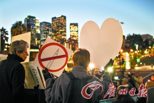 　14日，在美國首都華盛頓白宮外，民眾舉行燭光集會，悼念當(dāng)日康涅狄格州桑迪胡克小學(xué)槍擊案遇難者，呼吁