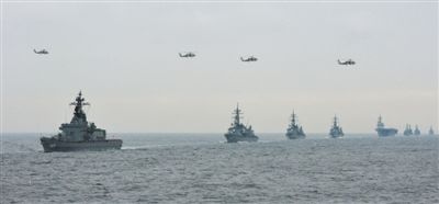 2012年10月14日，日本海上自衛(wèi)隊舉行閱艦式。2013年，日本自衛(wèi)隊時隔11年首增防衛(wèi)預算。資料圖片