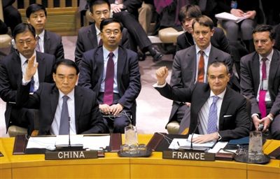 1月22日，紐約，中國(guó)常駐聯(lián)合國(guó)代表李保東舉手贊成通過對(duì)朝鮮制裁決議。