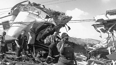 圖為救援人員在火車相撞事故現(xiàn)場(chǎng)忙碌。新華社發(fā)