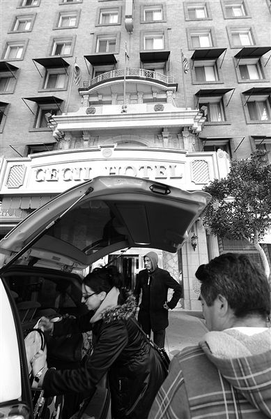 20日，美國洛杉磯，塞西爾酒店房客薩拜娜乘出租車離開酒店。由于擔(dān)心水質(zhì)受到污染，目前已有27戶房客離開塞西爾酒店。