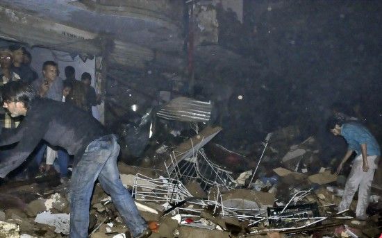 3月3日，在巴基斯坦南部城市卡拉奇，救援人員在爆炸現(xiàn)場工作。