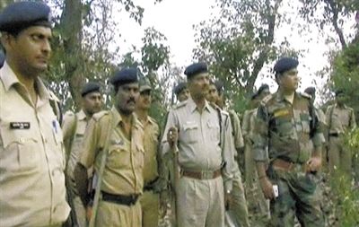 電視畫面顯示，大量警察在案發(fā)地搜查疑犯。