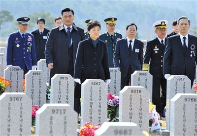26日，韓國(guó)總統(tǒng)樸槿惠參加“天安”艦事件3周年紀(jì)念活動(dòng)，悼念在事件中身亡的韓國(guó)士兵。