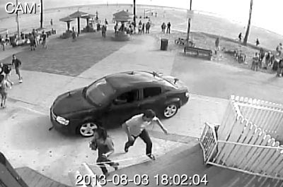 監(jiān)控錄像截屏圖：3日，美國洛杉磯市，一輛汽車沖進(jìn)威尼斯海灘棧道上的人群。圖/東方IC
