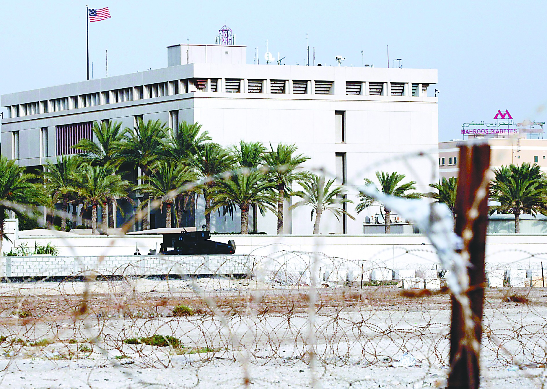 當(dāng)?shù)貢r(shí)間4日，在也門首都薩那，安全人員在通往美國大使館的路上設(shè)置檢查站檢查過往車輛。