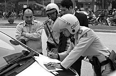 越南交警在開(kāi)罰單。