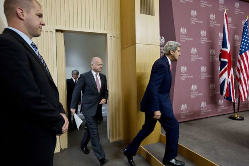 資料圖：美國國務(wù)卿約翰·克里與英國外交大臣威廉·黑格在倫敦。