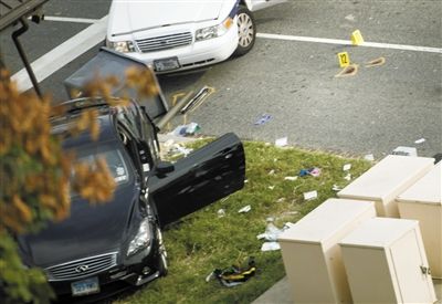 沖擊白宮圍欄的黑色轎車。