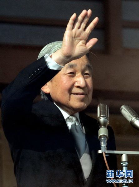 當?shù)貢r間12月23日，在位于日本東京的皇宮，日本明仁天皇向民眾致意。