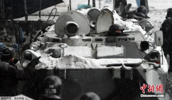 圖為烏克蘭警方派出裝甲車駛向抗議人群。