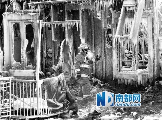 消防員用蒸汽機融化救火后殘留的冰層，尋找遇難者遺