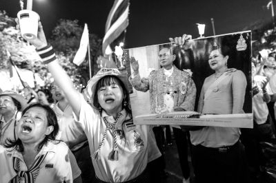 5日，泰國(guó)巴蜀府海濱度假勝地華欣，數(shù)萬(wàn)民眾身穿國(guó)王的代表色“黃色”T恤，自發(fā)上街，口喊“國(guó)王萬(wàn)歲”的口號(hào)。