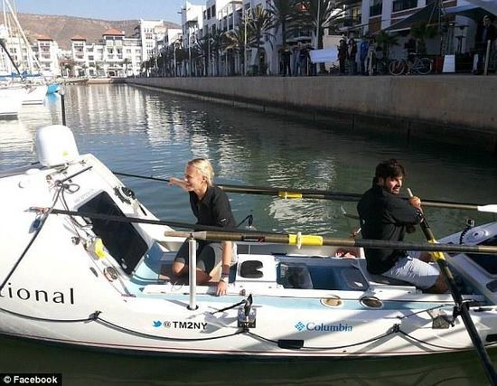 男女主角與他們的“小伙伴”，名叫“馬迪巴精神”的皮劃艇。