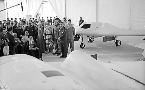 　哈梅內(nèi)伊（中）11日參觀伊朗版RQ-170無(wú)人機(jī)。