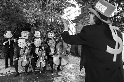 4日在布魯塞爾，非政府組織『樂(lè)施會(huì)』成員戴著七國(guó)首腦面具演奏名曲《錢(qián)錢(qián)》，批評(píng)七國(guó)政策導(dǎo)致全球貧富差