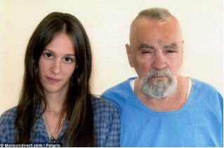 圖為伯頓與查理斯曼森 圖為伯頓與查理斯曼森