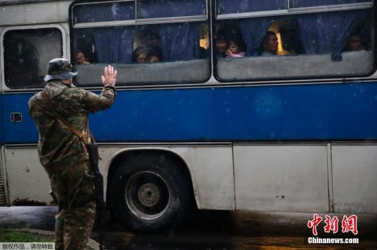 烏克蘭頓涅茨克，烏克蘭政府軍對(duì)當(dāng)?shù)爻掷m(xù)炮擊，民眾為躲避戰(zhàn)火，紛紛登上列車離開。