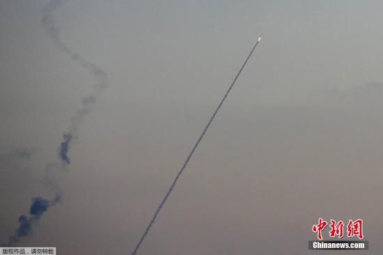 當(dāng)?shù)貢r(shí)間2014年7月13日，以色列斯德洛特，從加沙地帶飛往以色列境內(nèi)的導(dǎo)彈劃破夜空。