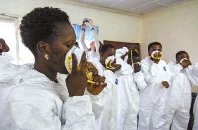 9月18日，塞拉利昂護(hù)士接受使用埃博拉防護(hù)裝備培訓(xùn)。新華社發(fā)