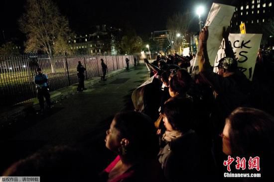 美國白宮前擠滿了抗議槍殺黑人青年的白人警察免遭起訴案件的美國民眾。