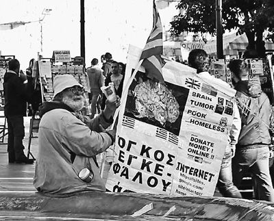 自債務(wù)危機(jī)爆發(fā)以來，希臘承諾實(shí)施以減薪、增稅、裁員和私有化為主要內(nèi)容的緊縮和改革政策。一系列的緊縮措施使民眾生活受到嚴(yán)重影響，約1/4的家庭陷入貧困。圖為今年1月希臘大選期間，在雅典市中心國會(huì)大廈前廣場乞討的老人。